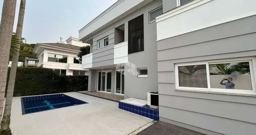 Casa de alto padrão com 4 quartos sendo 3 suítes com piscina na pedra branca