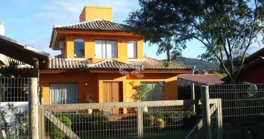 Casa sobrado com 2 quartos no rio tavares em florianópolis/sc