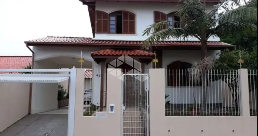 Casa com piscina e edícula no jardim atlântico - florianópolis 4 dormitórios | 1 suíte com banheira | edícula | 300m² de terreno | escritura pública |