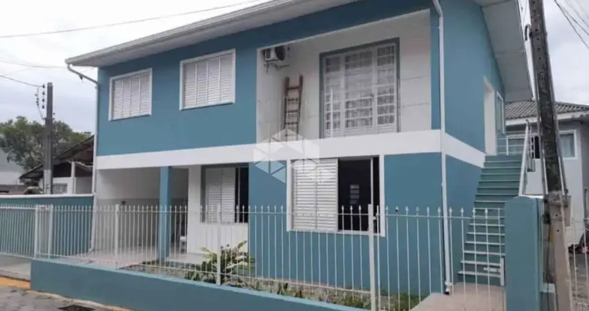 Sobrado com 6 quartos próximo a praia na barra da lagoa em florianópolis/sc