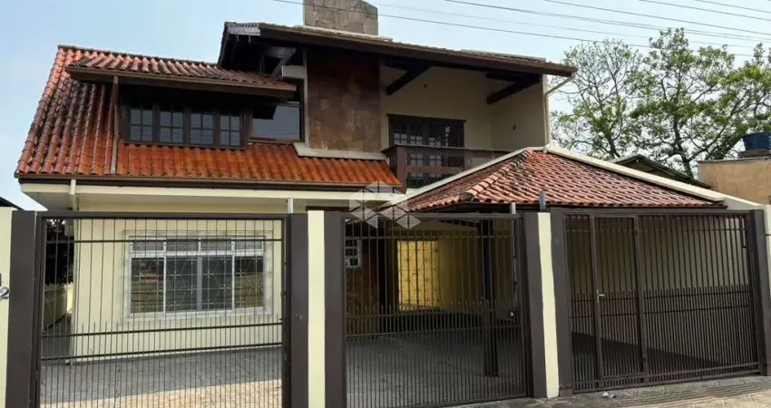 Casa com 3 quartos sendo 1 suíte e 4 vagas de garagem no bairro serraria em são josé/sc