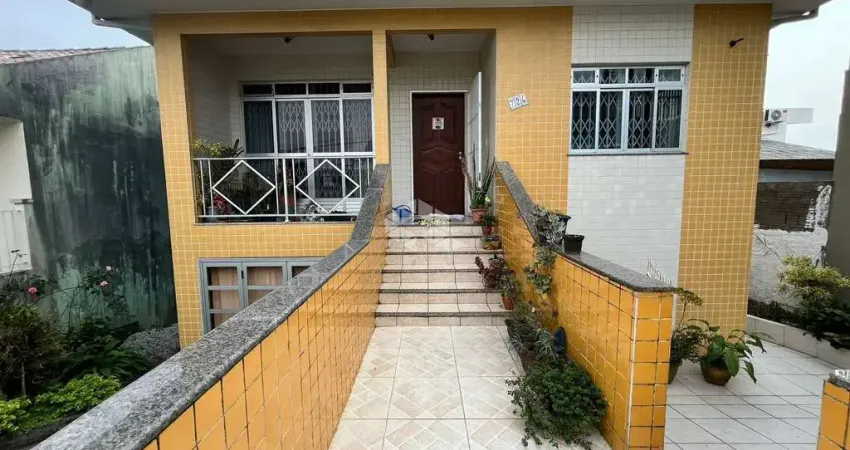 Casa à venda com 5 quartos sendo 1 suíte, e 1 vaga de garagem no bairro serraria, em são josé/sc.