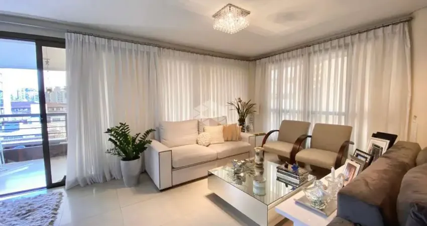 Apartamento no bairro centro, florianópolis, sc, semi-mobiliado, sacada, hidromassagem, 04 quartos sendo 02 suítes e 02 demi suítes, 03 vagas garagem.