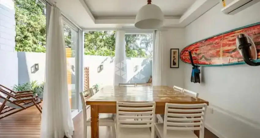 Casa residencial no bairro barra lagoa, em florianópolis, sc, mobiliada, sacada, hidromassagem, 03 dormitórios sendo 01 suíte, e 01 vaga de garagem.