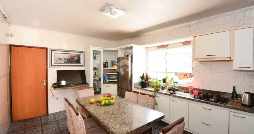 Casa residencial no bairro campinas, em são josé, sc, semi-mobiliada, com 03 dormitórios sendo 03 suítes, e 03 vagas de garagem.