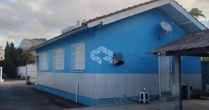 Casa no bairro praia comprida, em são josé, sc, 06 dormitórios, 04 kitnets, uso comercial.