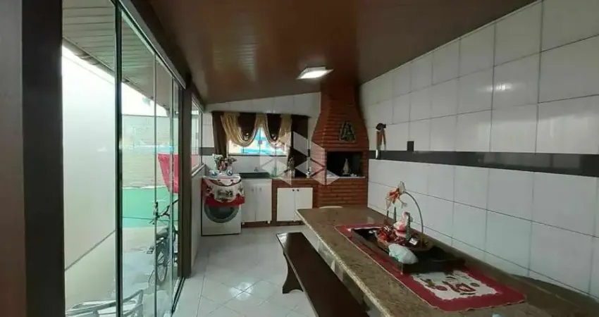 Casa no bairro ipiranga, em são josé, sc, 175m² privativos, churrasqueira, 03 dormitórios sendo 01 suíte, e 02 vagas de garagem.