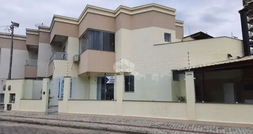 Casa no bairro perequê, em porto belo, sc, terraço, churrasqueira, 02 dormitórios, 01 suíte, 02 vagas de garagem.