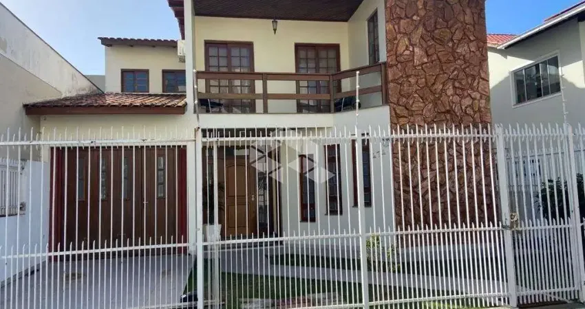 Casa no bairro canto, florianópolis, sc, 05 dormitórios, 01 suíte, 04 vagas de garagem.