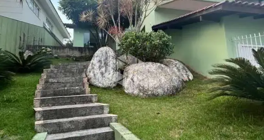 Casa em florianópolis, vista parcial para o mar, 03 dormitórios, 01 suíte, 02 vagas de garagem.