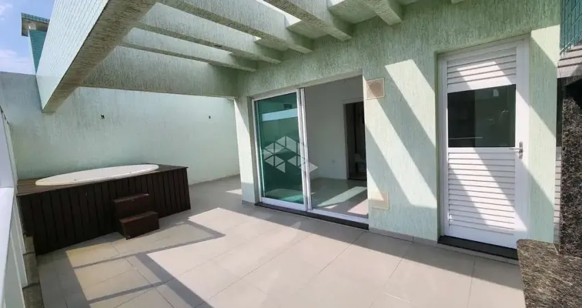 Apartamento duplex em mariscal, bombinhas, sc, com churrasqueira, 03 dormitórios sendo 01 suíte, e 02 vagas de garagem.