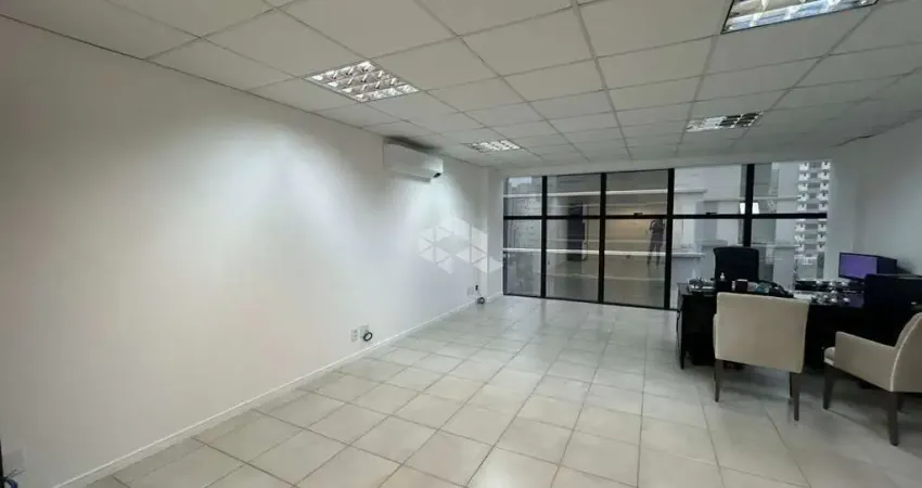 Sala comercial com 41,70m² de área privativa e vagas de garagem!