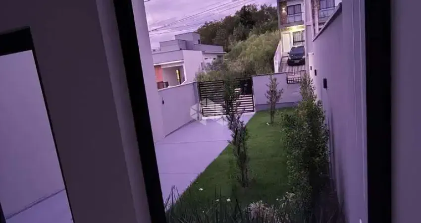 Sobrado novo com 2 suítes e pátio na frente e atrás, no melhor loteamento de potecas!