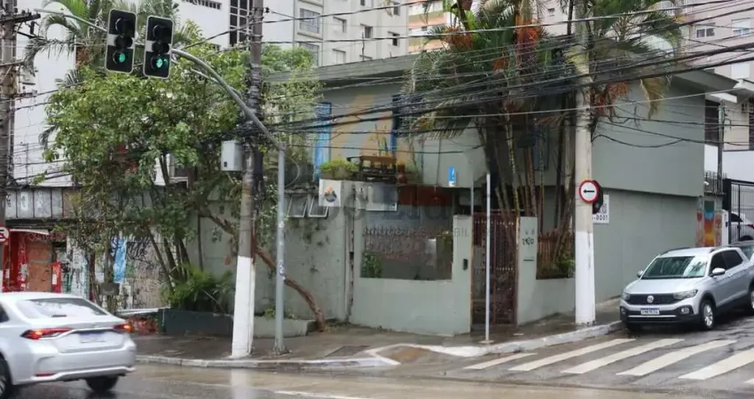 Casa à venda na Avenida Adolfo Pinheiro, 2420, Santo Amaro, São Paulo