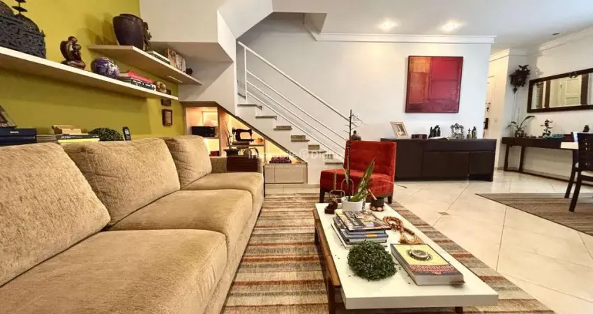 Casa reformada em condomínio fechado – 4 dorms (3 suítes), quintal amplo e lazer
