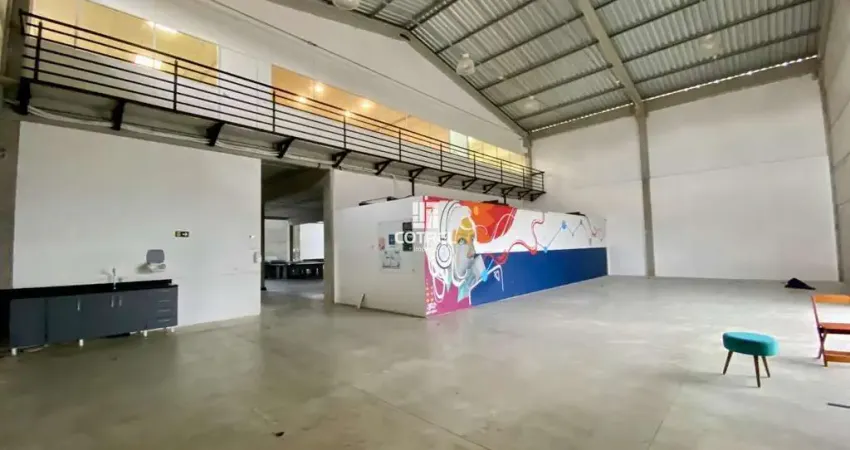 Pavilhão para Locação com 300m² de mezanino, 3 banheiros e estacionamento, situa