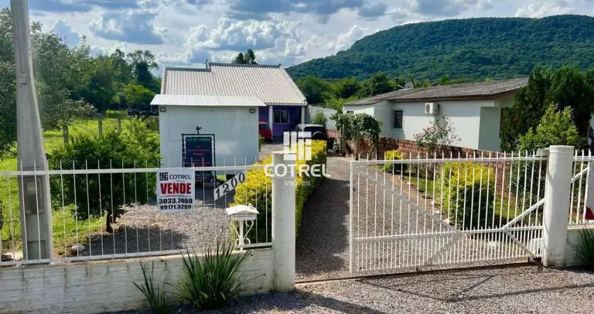 Casa á venda com 03 dormitórios, 02 banheiros sendo 1 suíte e 01 vaga de garagem