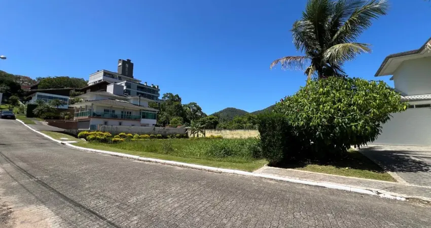 Terreno exclusivo à venda no Cacupé em Condomínio fechado de alto padrão.