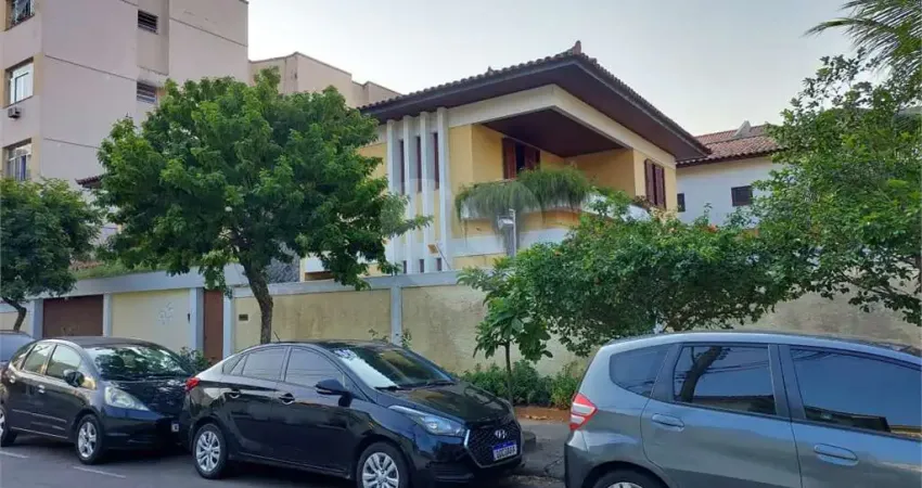 Sobrado com 4 quartos à venda em São Francisco - RJ