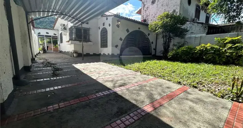 Casa térrea com 3 quartos à venda em São Francisco - RJ