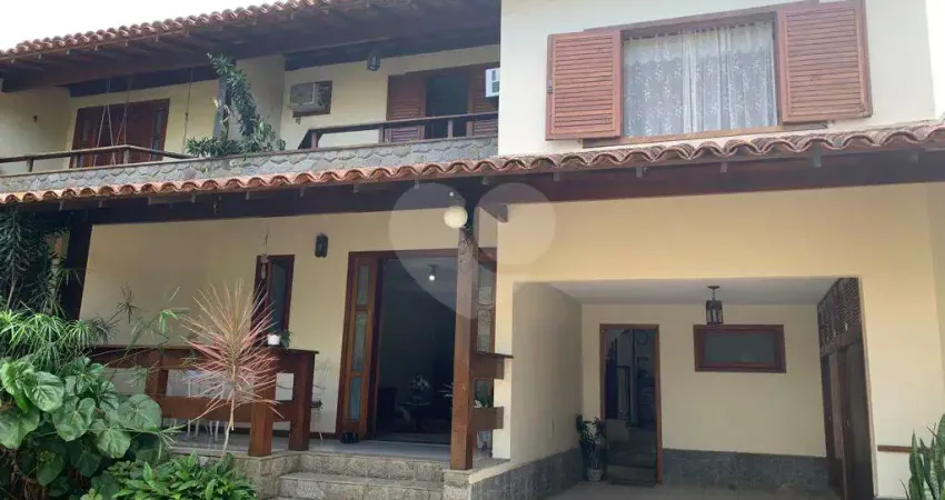 Casa com 4 quartos à venda na Rua das Tulipas, Itacoatiara, Niterói