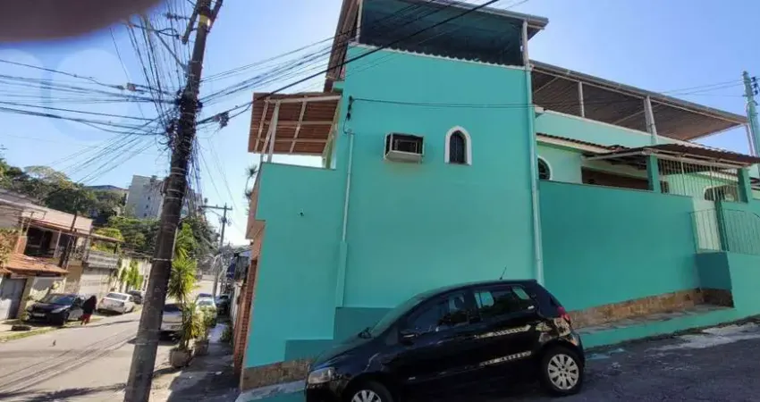 Casa 2 quartos, sendo 1 suíte, varanda na frente e sacada em 1 dos quartos, vaga para 2 carros, à venda no Barro Vermelho - São Gonçalo
