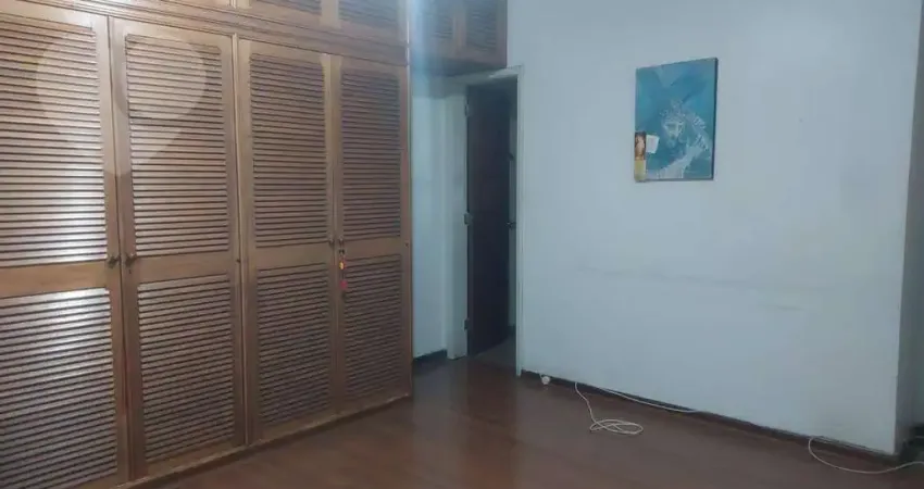 Ed. Costa Azul: um prédio na primeira quadra, a 50 metros da praia de Icaraí, excelente para quem gosta de conforto, segurança e estabilidade. de fren