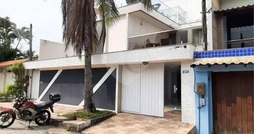 Moradia ou Pousada, 7 quartos sendo 4 suítes, uma MASTER, início da segunda quadra Praia Piratininga