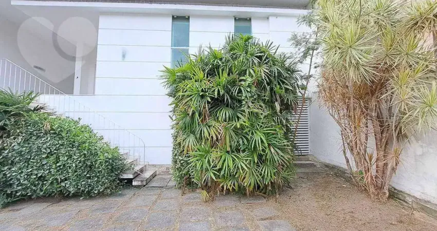 Casa de 300m2 em centro de terreno com 3 quartos, reformada, e com muito espaço externo.