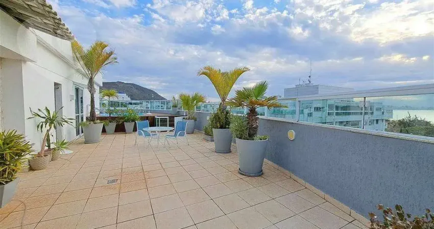 Cobertura em São Francisco com 367m2, vista mar, 4 quartos, 3 vagas, piscin e churrasqueira