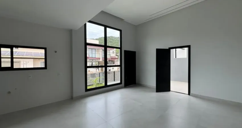 Casa unifamiliar com 3 dormitórios sendo uma suíte bem ampla