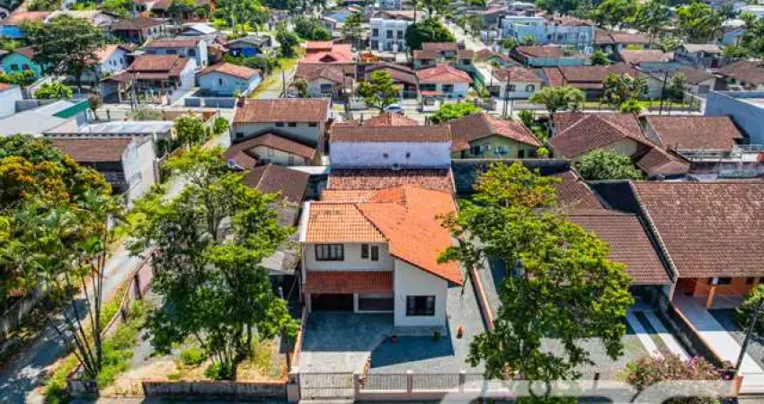 Casa com 4 quartos à venda na Avenida Paulo Schroeder, 2175, Petrópolis, Joinville
