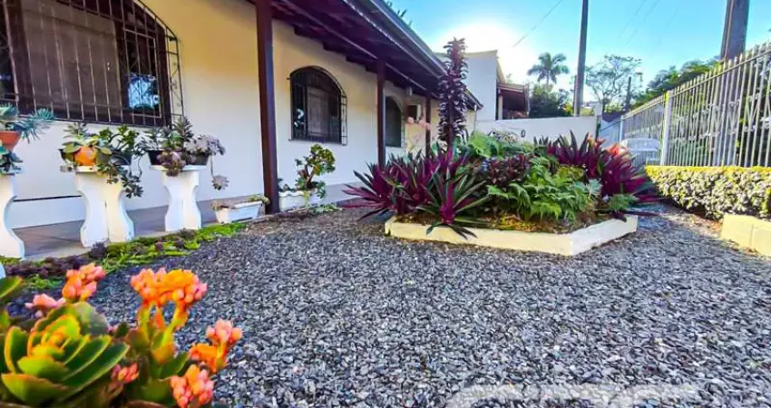 Casa com 3 quartos à venda na Avenida Paulo Schroeder, 5, Petrópolis, Joinville