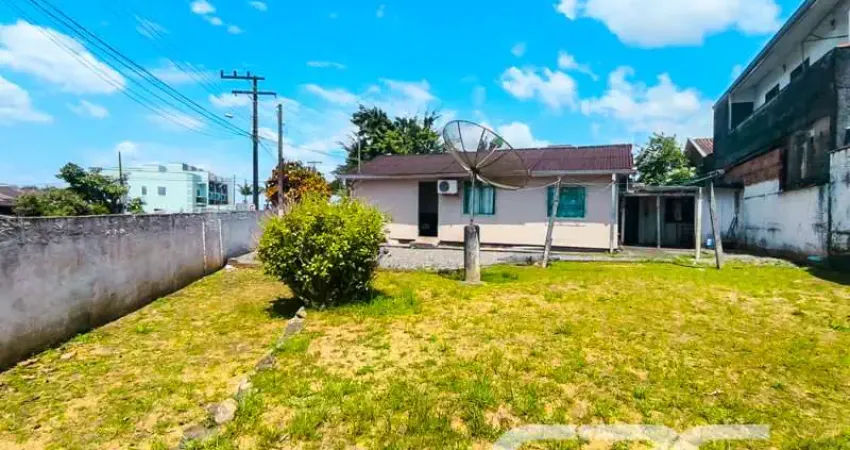 Casa à venda na Benício Felipe da Silva, 14, Adhemar Garcia, Joinville