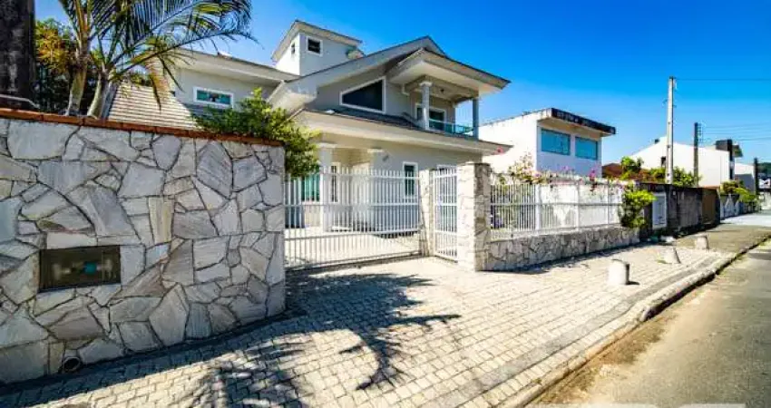 Casa com 3 quartos à venda na Rua Papa João XXIII, 138, Iririú, Joinville