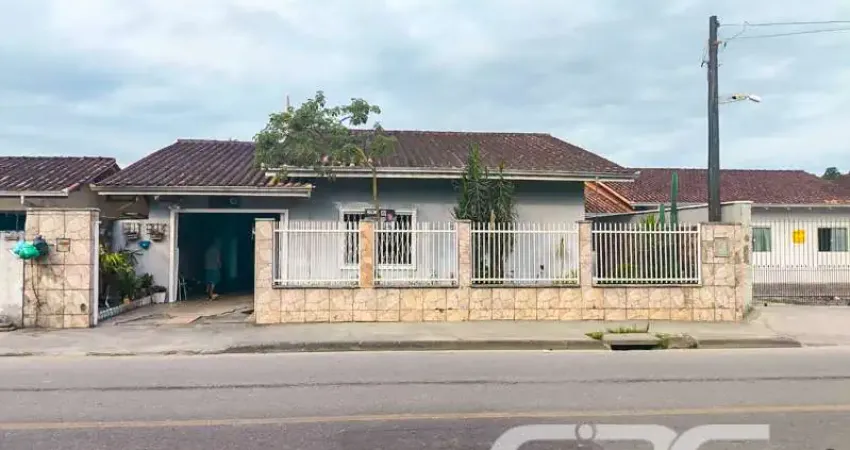 Casa com 3 quartos à venda na Rua Benício Felipe da Silva, 431, Adhemar Garcia, Joinville