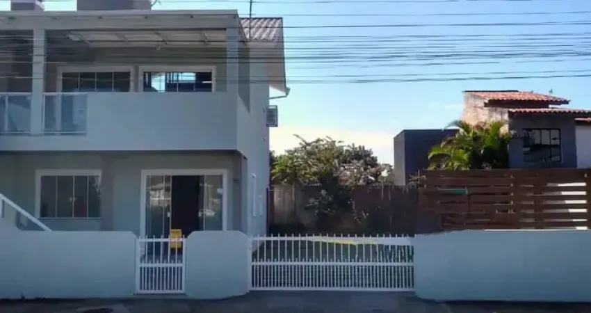 Melhor custo-beneficio de garopaba! sobrado a poucos metros da praia central com mezanino com vista para o mar.