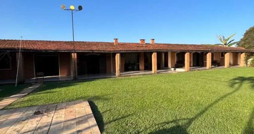 Linda Chácara em Salto c/3.000m e 571m² área útil.Aceita Financiamento Bancário.