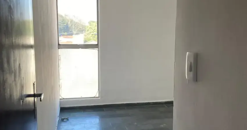 Aluga apartamento .andar alto c/ 2 dormitórios,1 vaga.excelente local.
