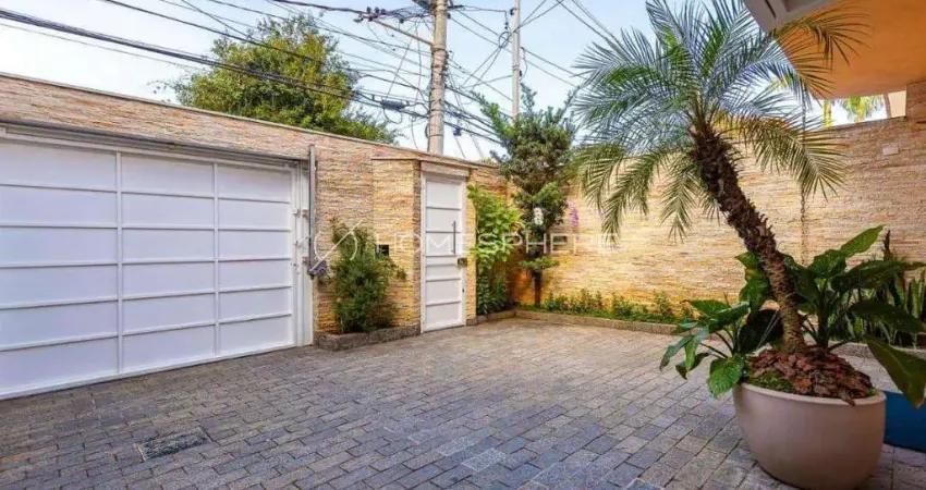 Casa à venda Rua Coronel Irlandino Sandoval, Jardim Paulistano. Sobrado à venda, 220m², 3 quartos, sendo 1 suíte, quintal e 4 vagas. Próximo ao Shopping Iguatemi e Av. Faria Lima