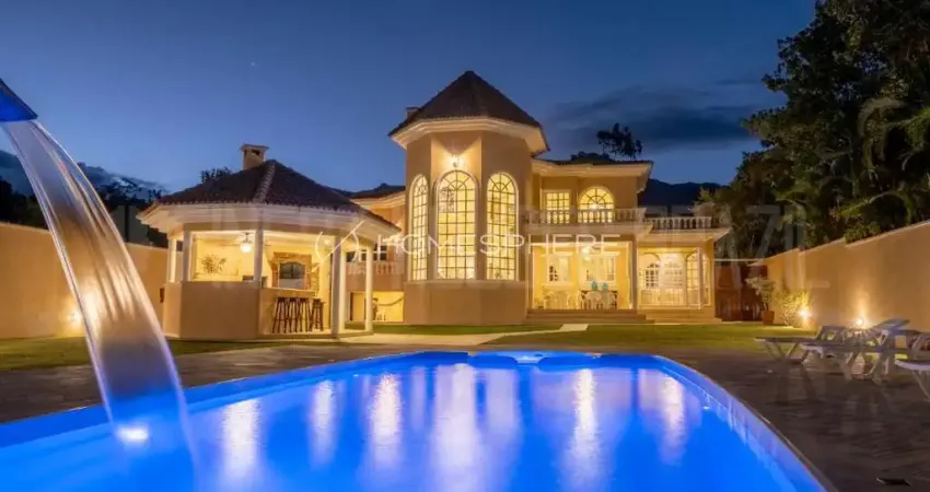 Casas de Condomínio à venda em Praia Dura, Ubatuba - SP. Casa de Condomínio à venda na Avenida Uniflora, jardim pé na areia, 6 suítes e piscina. Projeto arquiteto americano John B. Scholz
