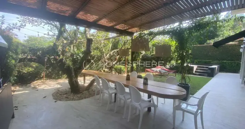 Casa em RUA FECHADA. Reformada há 5 anos, com 420 m², 4 quartos sendo 3 suítes à venda no bairro Cidade Jardim.