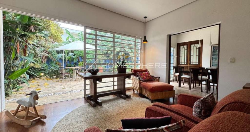 Casas à venda na Rua Castro Delgado Alto de Pinheiros. Casa à venda em Alto de Pinheiros com 230 m³, 3 suítes, amplo quintal e 2 vagas
