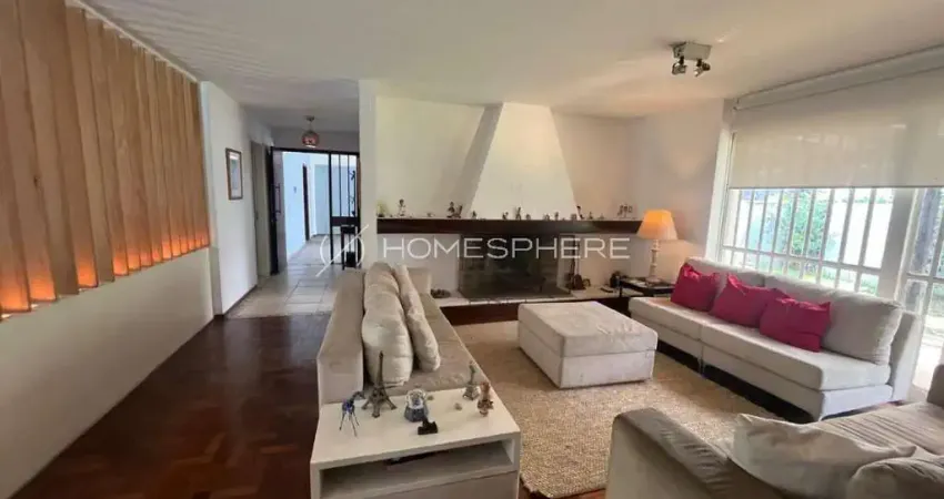 Casa térrea com 263 m² com piscina, 5 quartos sendo 2 suítes à venda no bairro caxingui.