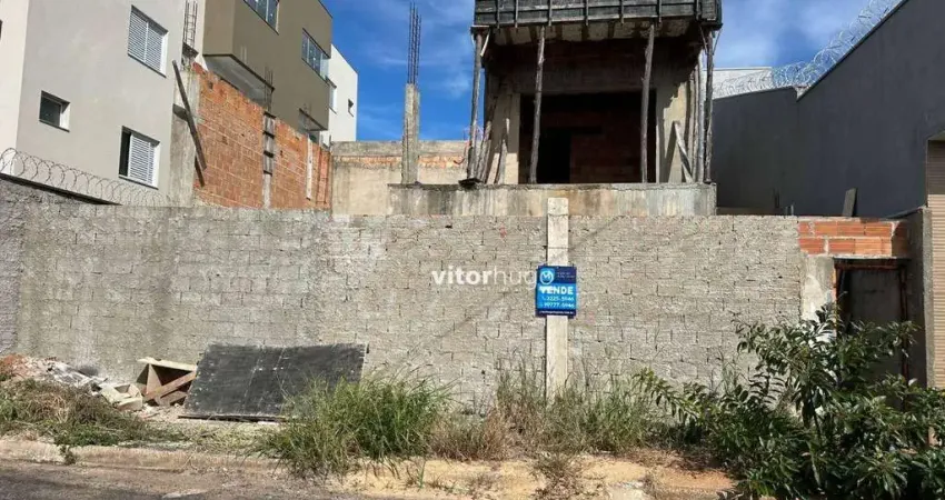Sobrado com 3 dormitórios à venda, 230 m² por R$ 780.000,00 - Novo Mundo - Uberlândia/MG