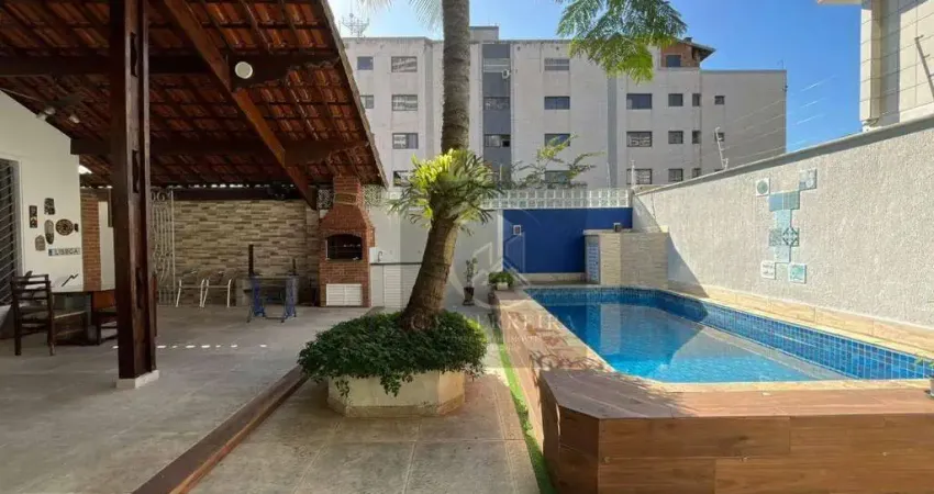 Casa com piscina, edícula e acabamento de alto padrão – praia grande/sp