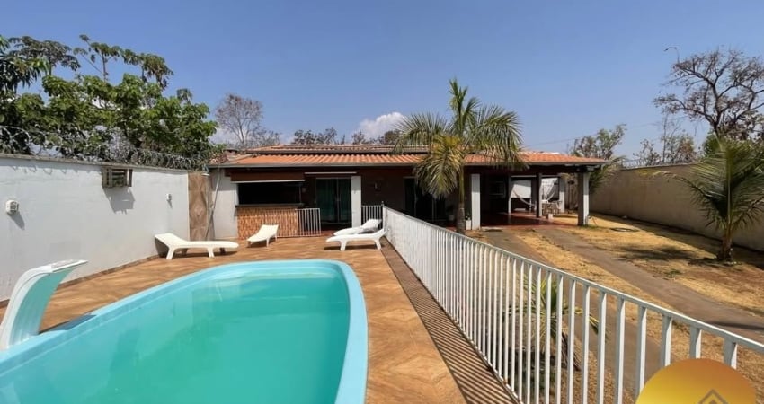 Ótima casa composta  por 4 quartos, sendo 1 suíte, área de lazer com piscina e fácil acesso ao centro da cidade!
