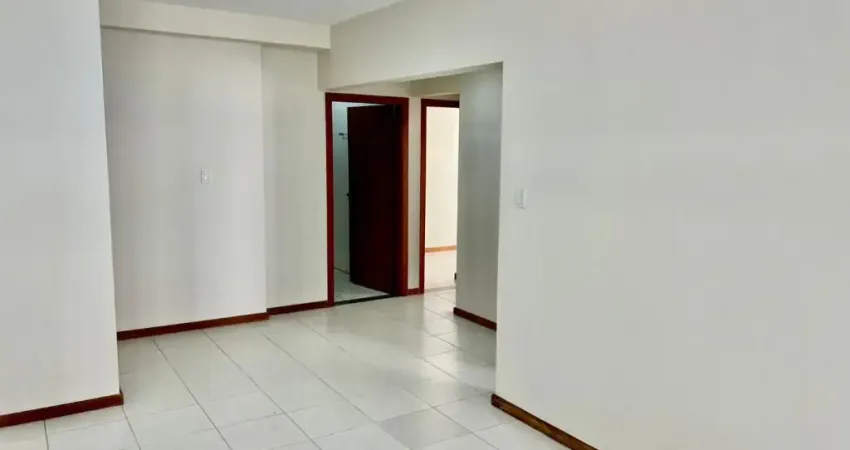 EXCELENTE APTO NA PITUBA - 2/4 SENDO UMA SUÍTE E DEPENDÊNCIA REVERTIDA PARA QUARTO.