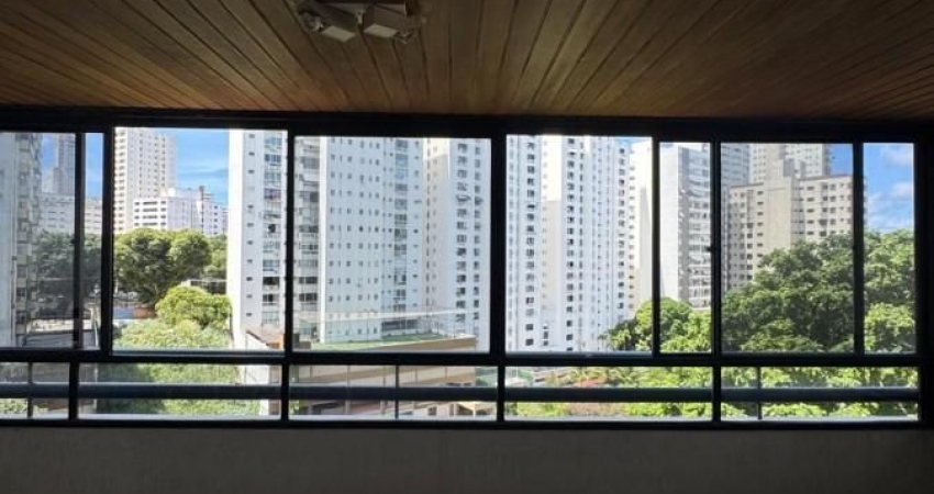 AMPLO APARTAMENTO DE 4/4, DOIS SUÍTES, BANHEIRO SOCIAL, LAVABO, SALA COM DOIS AMBIENTES, VARANDA, COZINHA, ÁREA DE SERVIÇO E DEPENDÊNCIA COMPLETA.  TRÊS VAGAS DE GARAGEM. 