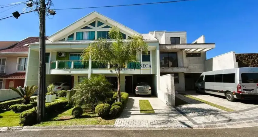 Sobrado Triplex com 230m2 em Condominio Fechado no CIC.